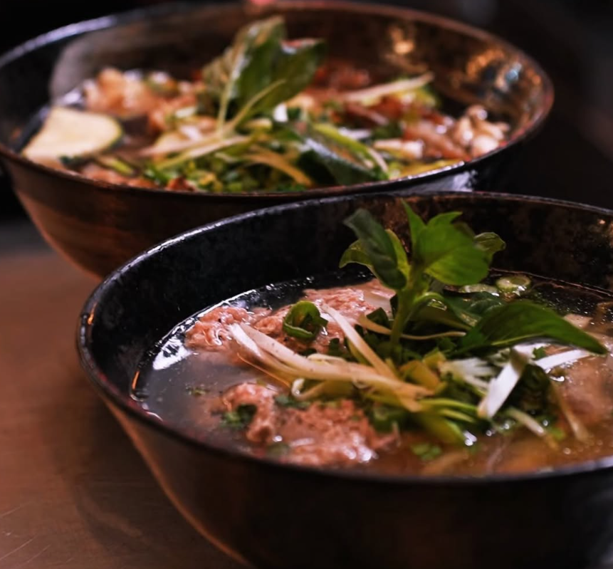 Twee kommen phở met verse kruiden