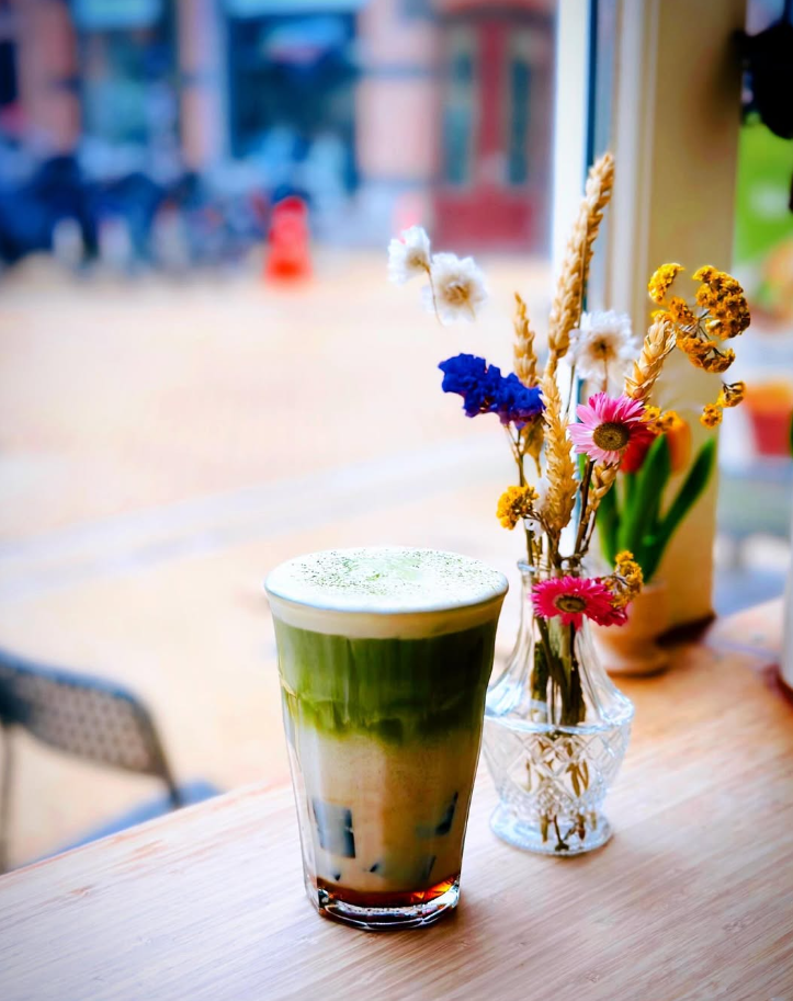 Gelaagde matcha drank